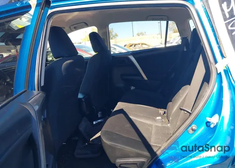 2018 Toyota Rav4 Le z USA, uszkodzony, nr VIN JTMZFREV1JJ734012